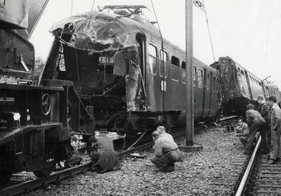 807750 Afbeelding van het hersporen van het zwaar beschadigde electrische treinstel nr. 305 (mat. 1940) van de N.S. na ...